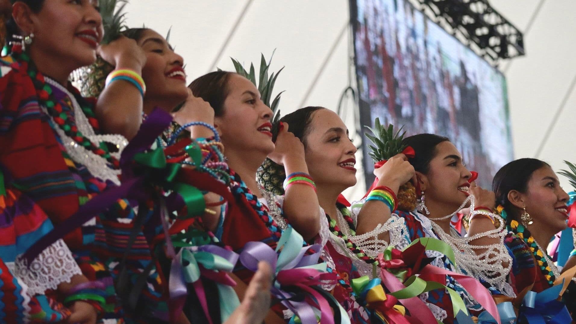 Delegación de San Juan Bautista Tuxtepec entrega piñas en ofrenda