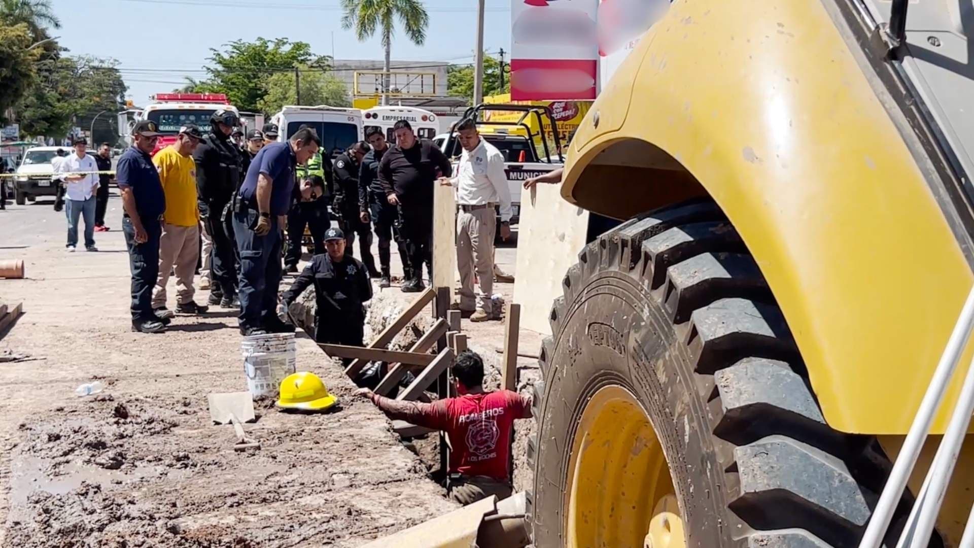 Dos Trabajadores de JAPAMA Quedan Atrapados por Derrumbe en Zanja de 5 Metros en Ahome
