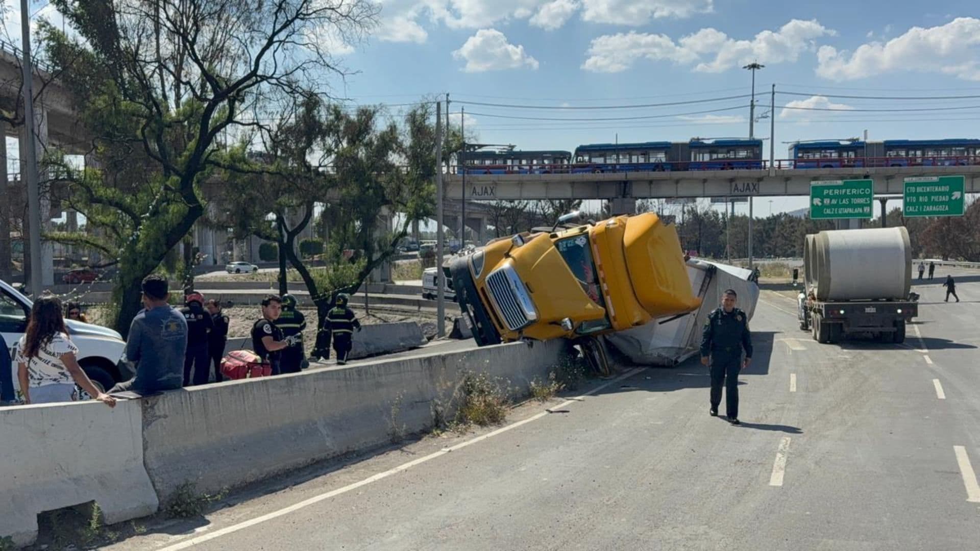 Accidente en Puente de la Concordia Hoy: Tráiler Pierde el Control y Vuelca en Iztapalapa, CDMX