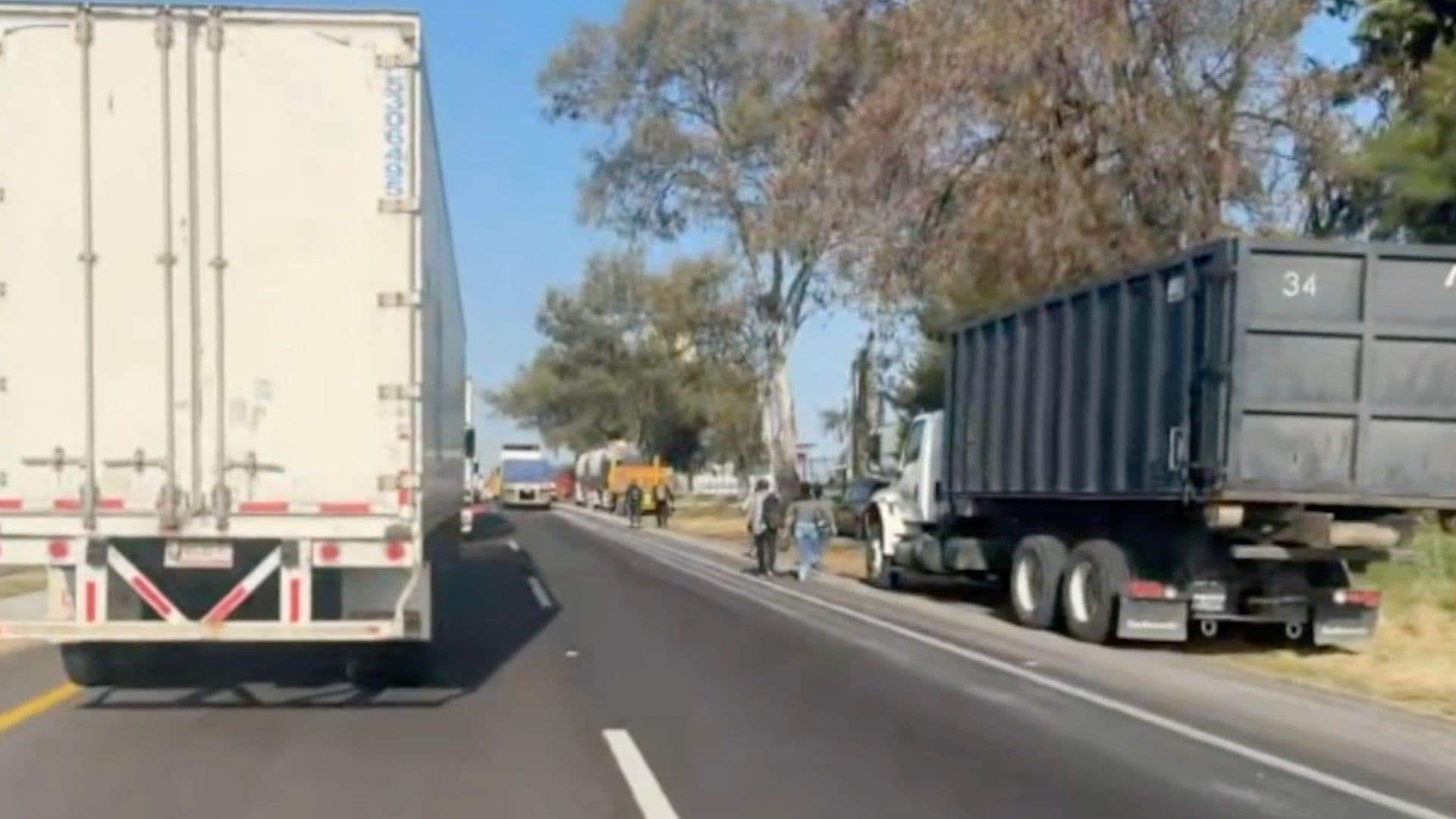 Liberan Bloqueo a la Altura de Laguna Larga de Cortés en la Carretera Pénjamo - La Piedad