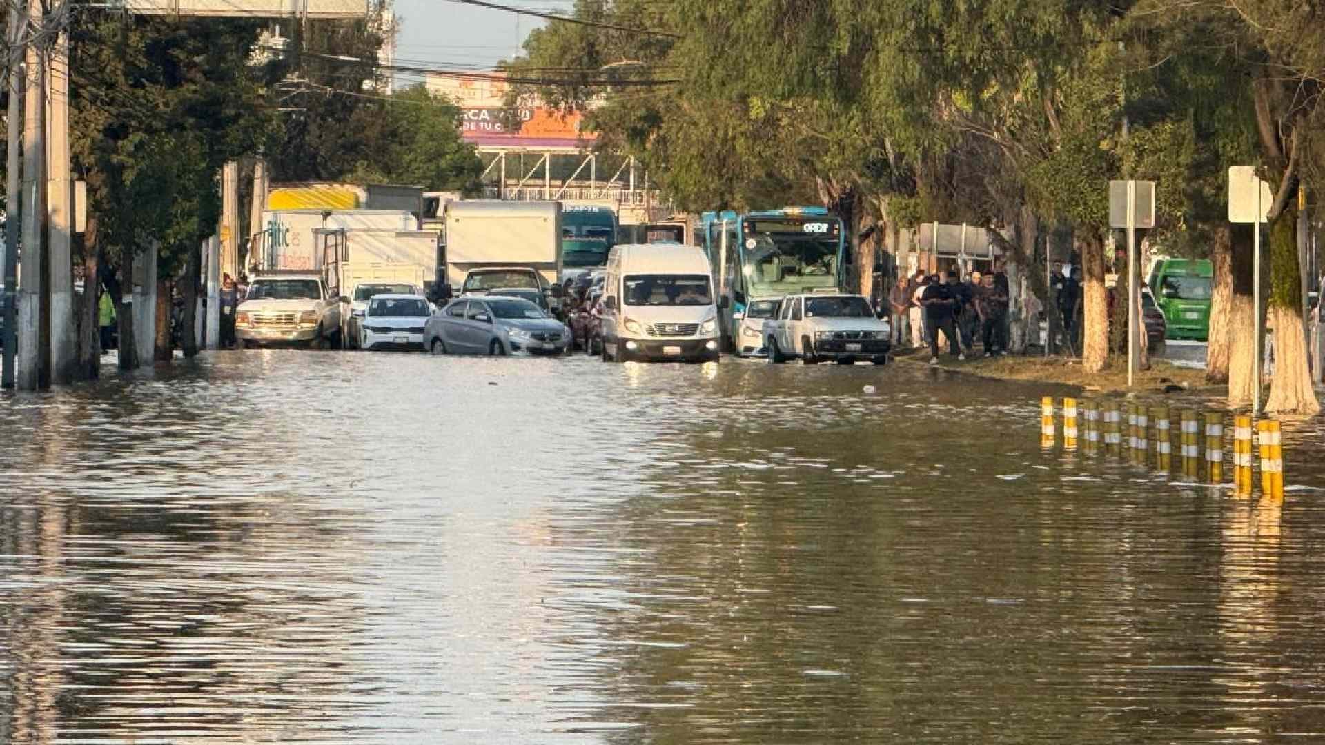 Inundaciones en Avenida López Portillo Colapsan Circulación y Suspenden Mexibús en Tultitlán