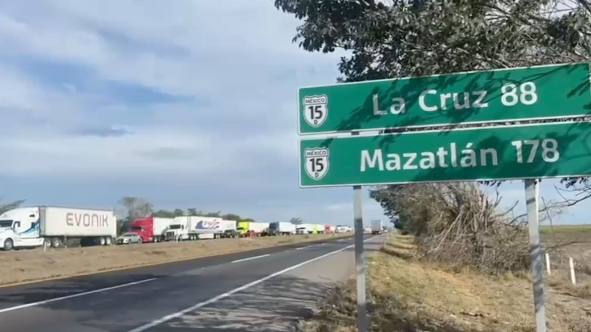 Productores Realizan Bloqueos en Caseta de Costa Rica de la Carretera Mazatlán-Culiacán