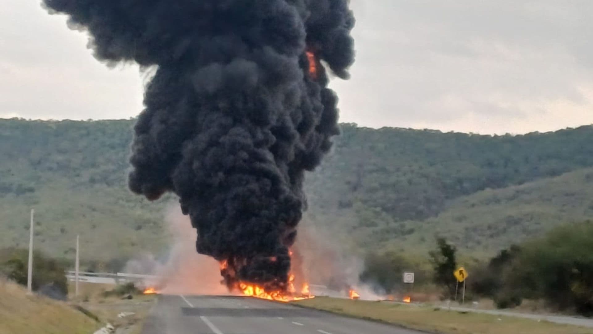 Pipa Vuelca y Explota Sobre Carretera Nacional en Montemorelos, Nuevo León; Hay Cierres Viales
