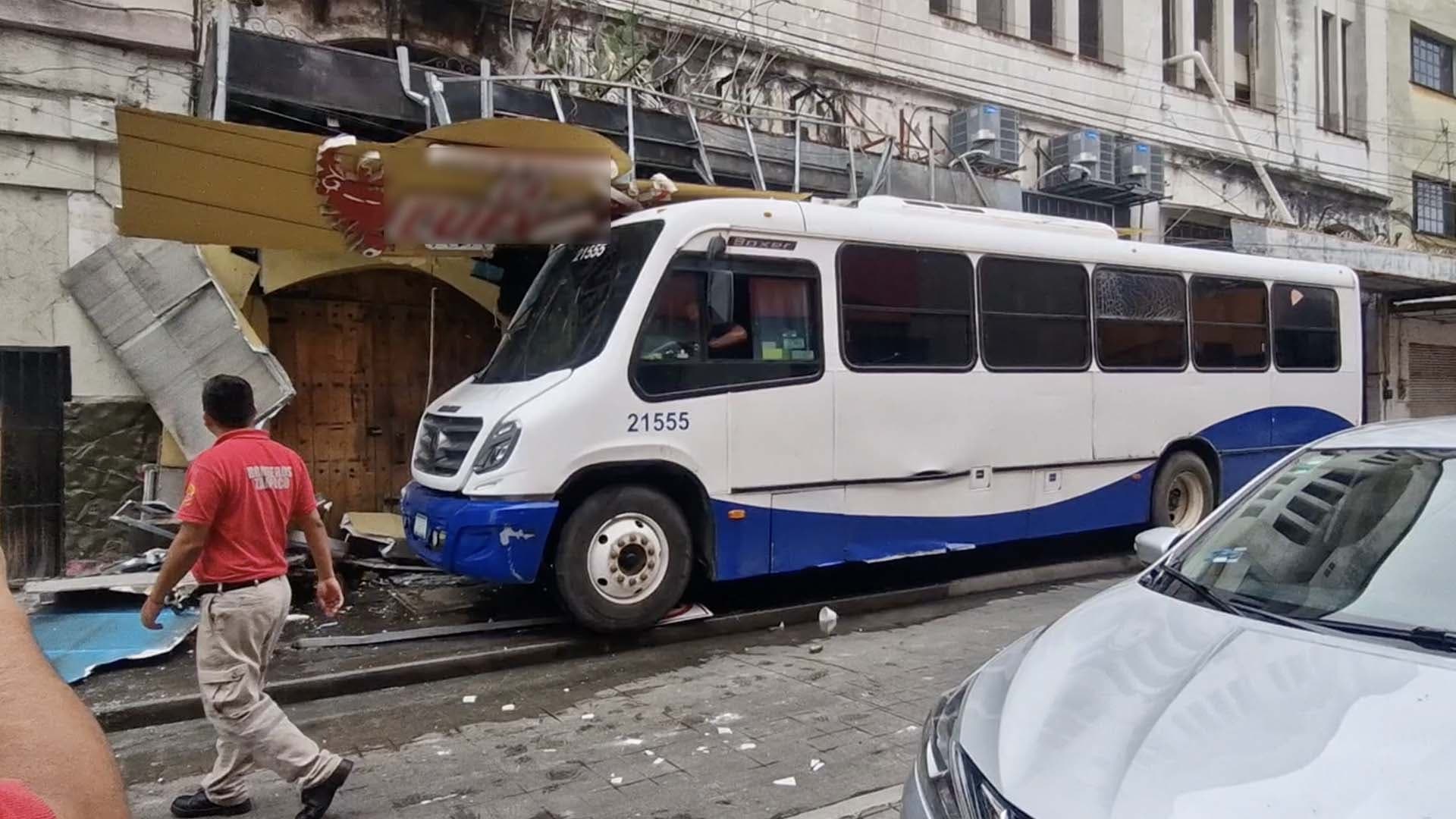 Microbús en Tampico Pierde el Control y Causa Daños a Negocios en Zona Centro