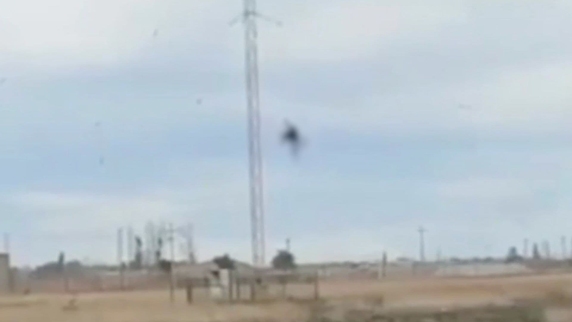 Joven Cae de Antena de 30 Metros en Cuauhtémoc, Chihuahua; Intentaba Bajar una Bicicleta