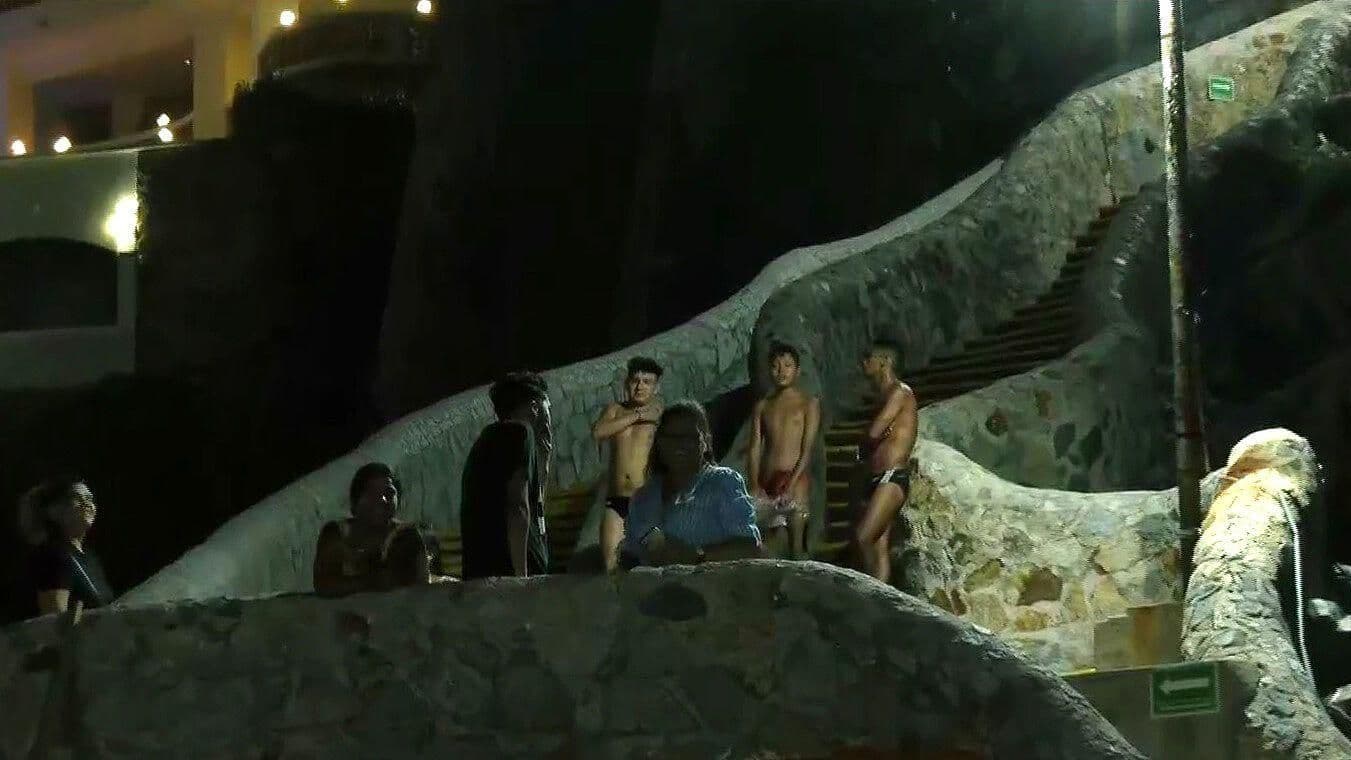 Clavadistas Reanudan Espectáculo en La Quebrada tras Paso de Huracán Otis por Acapulco