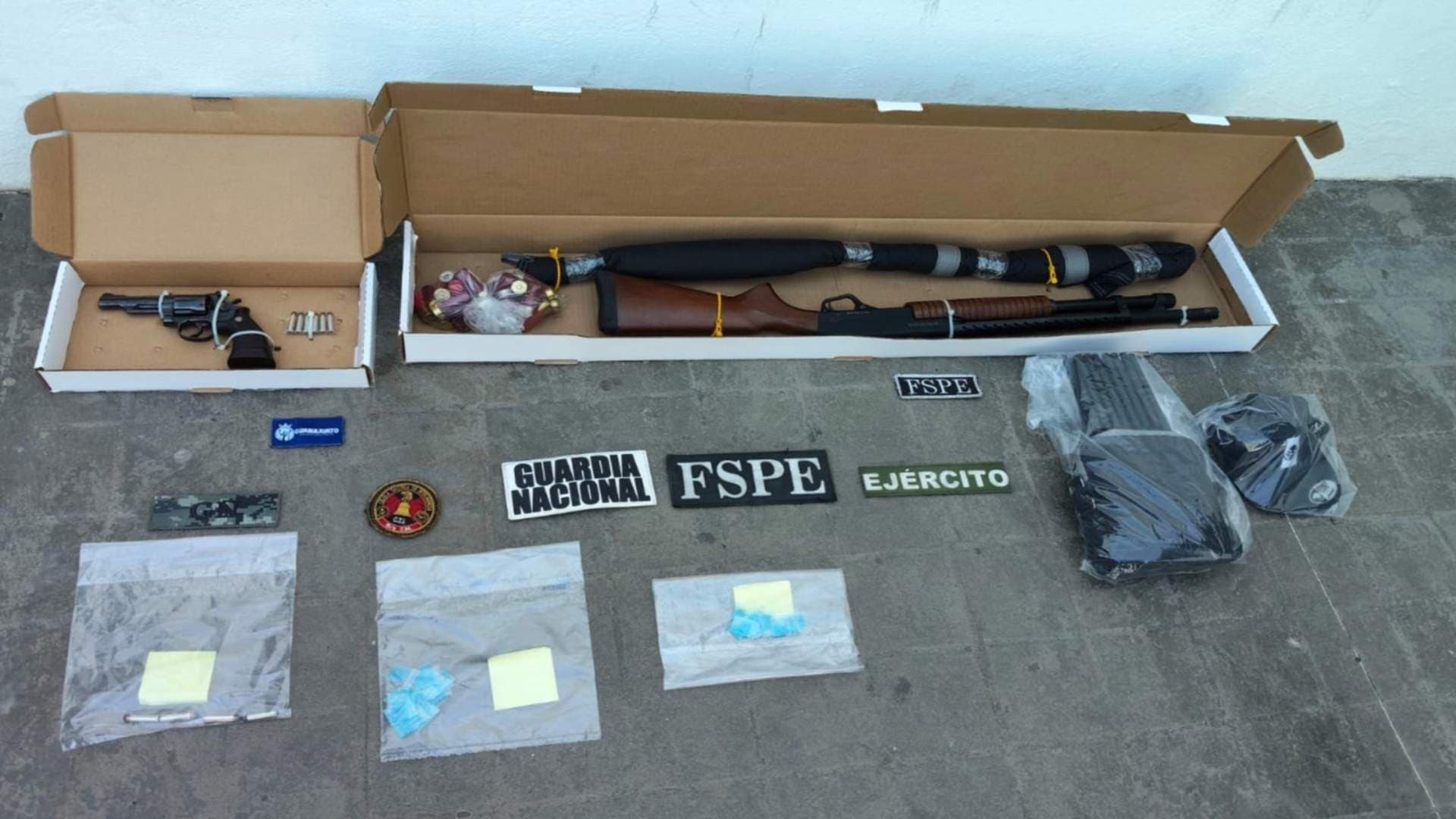Detienen a Dos Hombres con Armas y Drogas en Calles de Valle de Santiago, Guanajuato