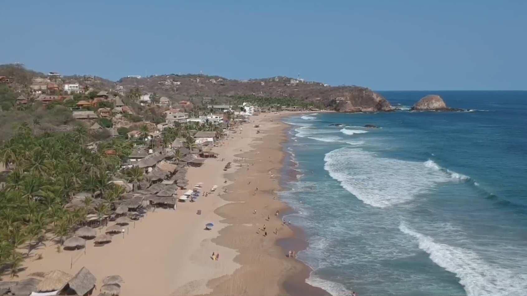 Turistas llegan a playa nudista de Zipolite en Oaxaca