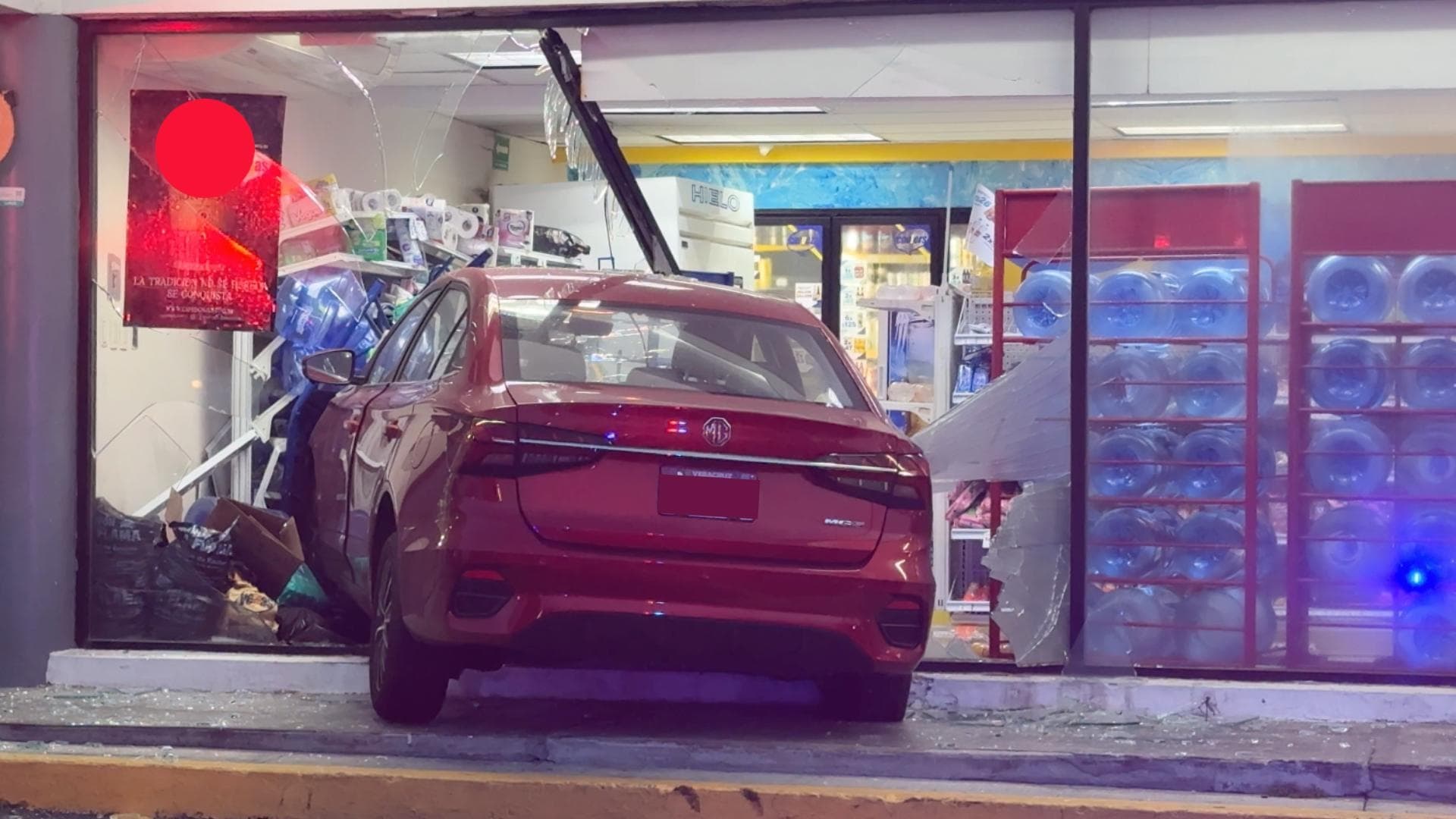 Pareja de Adultos Mayores se Impacta Contra Pared de Cristal de Tienda en Riviera Veracruzana