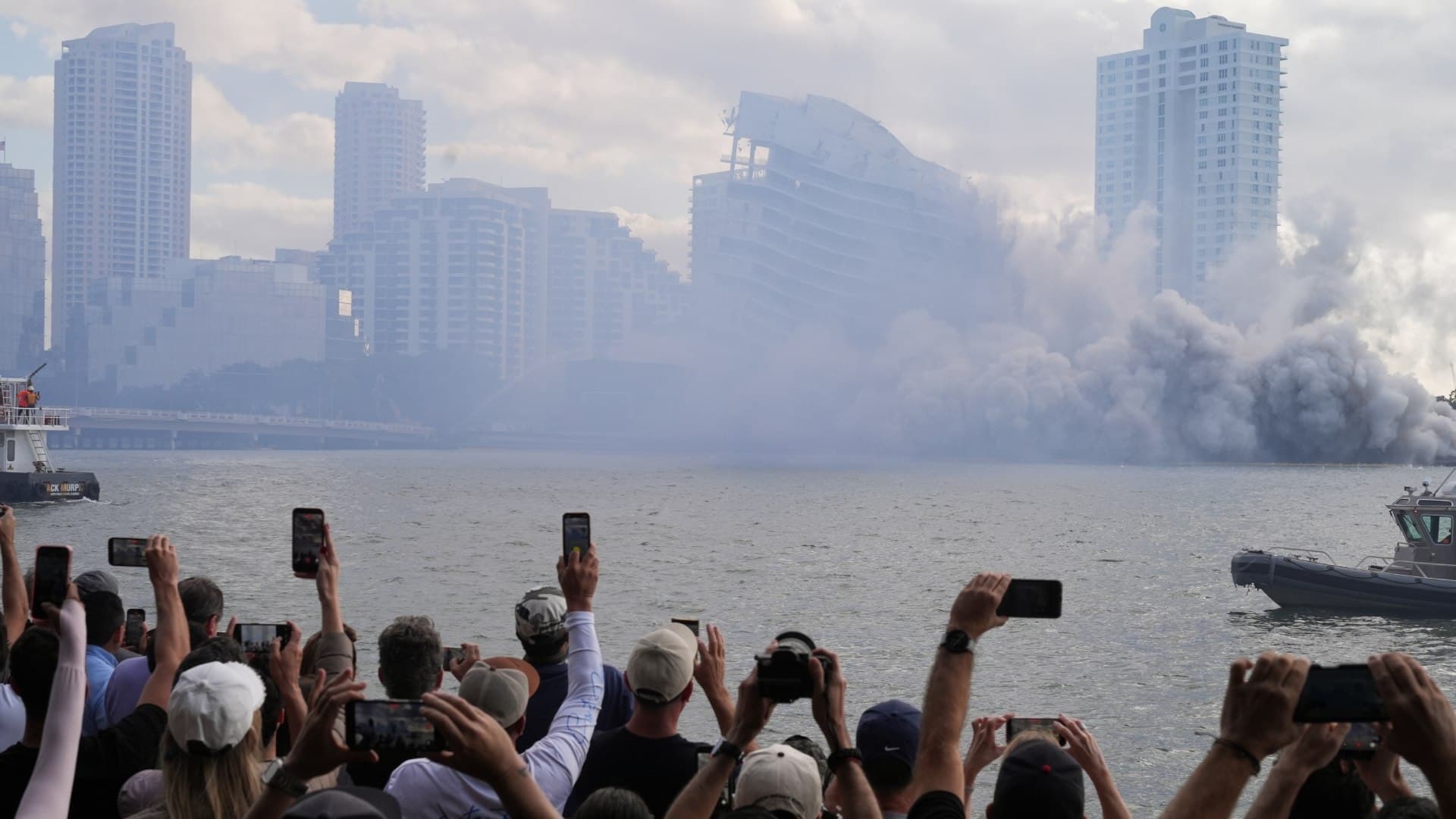 Así Cayó, en Segundos, Edificio de 23 Pisos en Miami, Tras una Implosión
