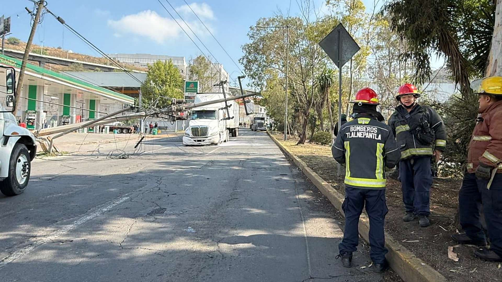 Video de Accidente en Gustavo Baz Hoy: Tráiler Derriba Poste y Ocasiona Cortocircuito en Edomex