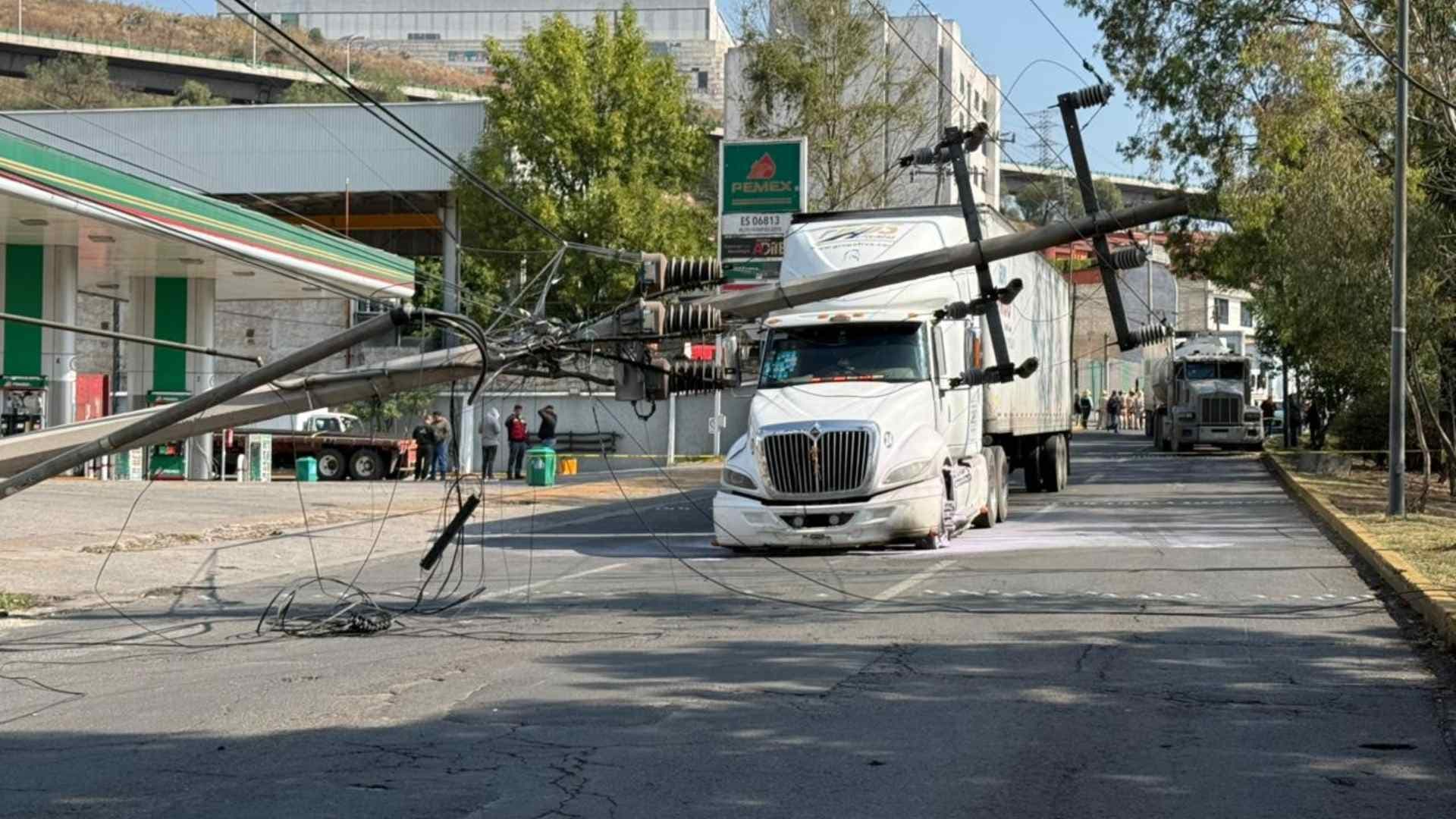 Accidente en Tlalnepantla Hoy: Cierran Paso en Gustavo Baz, a la Altura de Barrientos