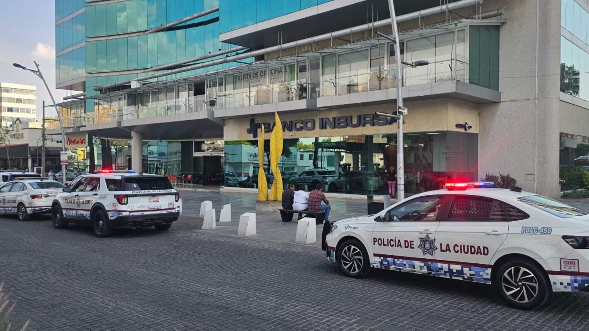 Golpean a Mujer y le Roban Cerca de 500 Mil Pesos en un Banco de Avenida Juárez en Puebla