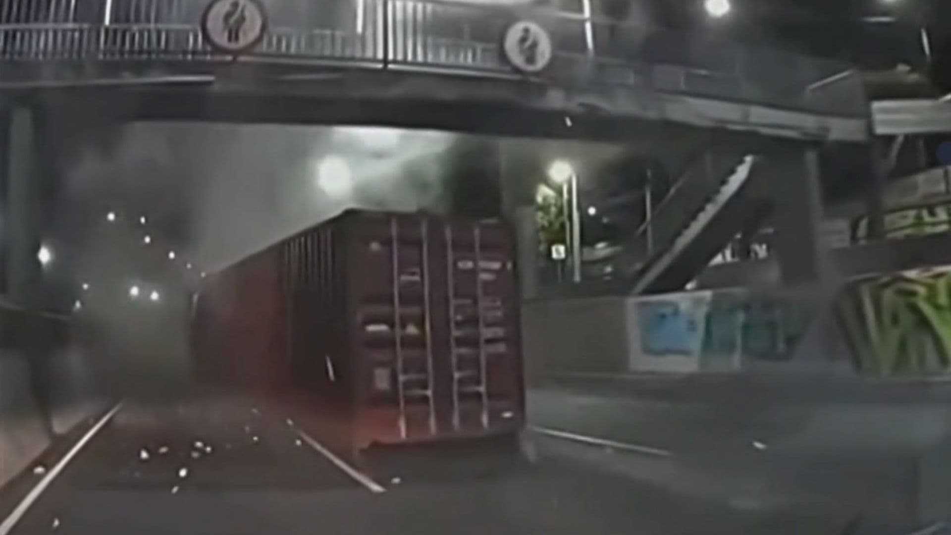 Video: Momento en que Tráiler ‘Rápido y Furioso’ Choca en Periférico Sur y San Jerónimo, CDMX