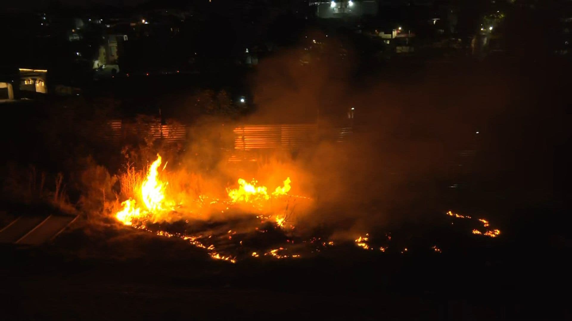 Vecinos de Naucalpan Queman Área Verde en Protesta por Construcción en Edomex