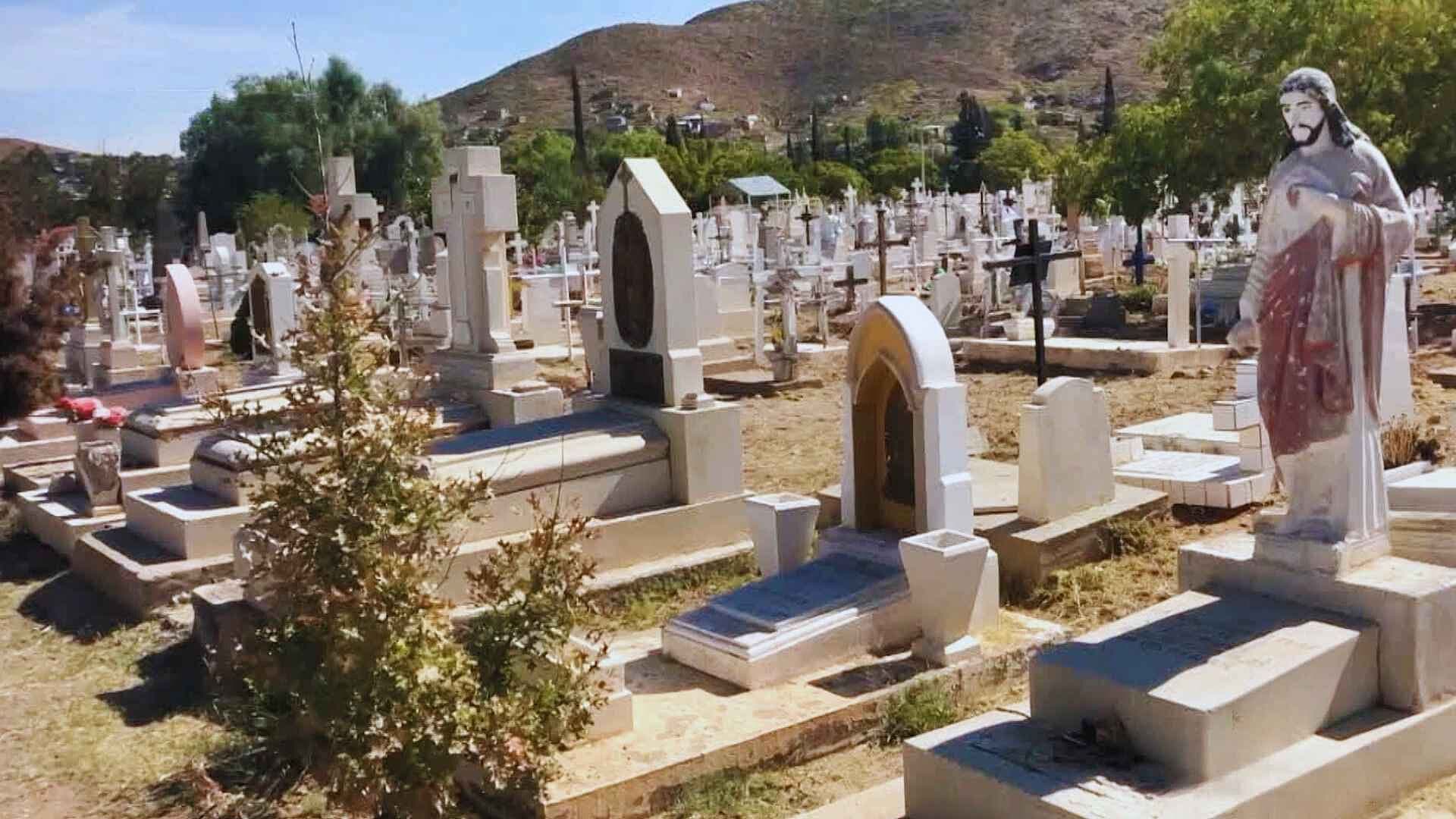 Preparan y Limpian Panteones en Chihuahua Previo al Día de las Madres