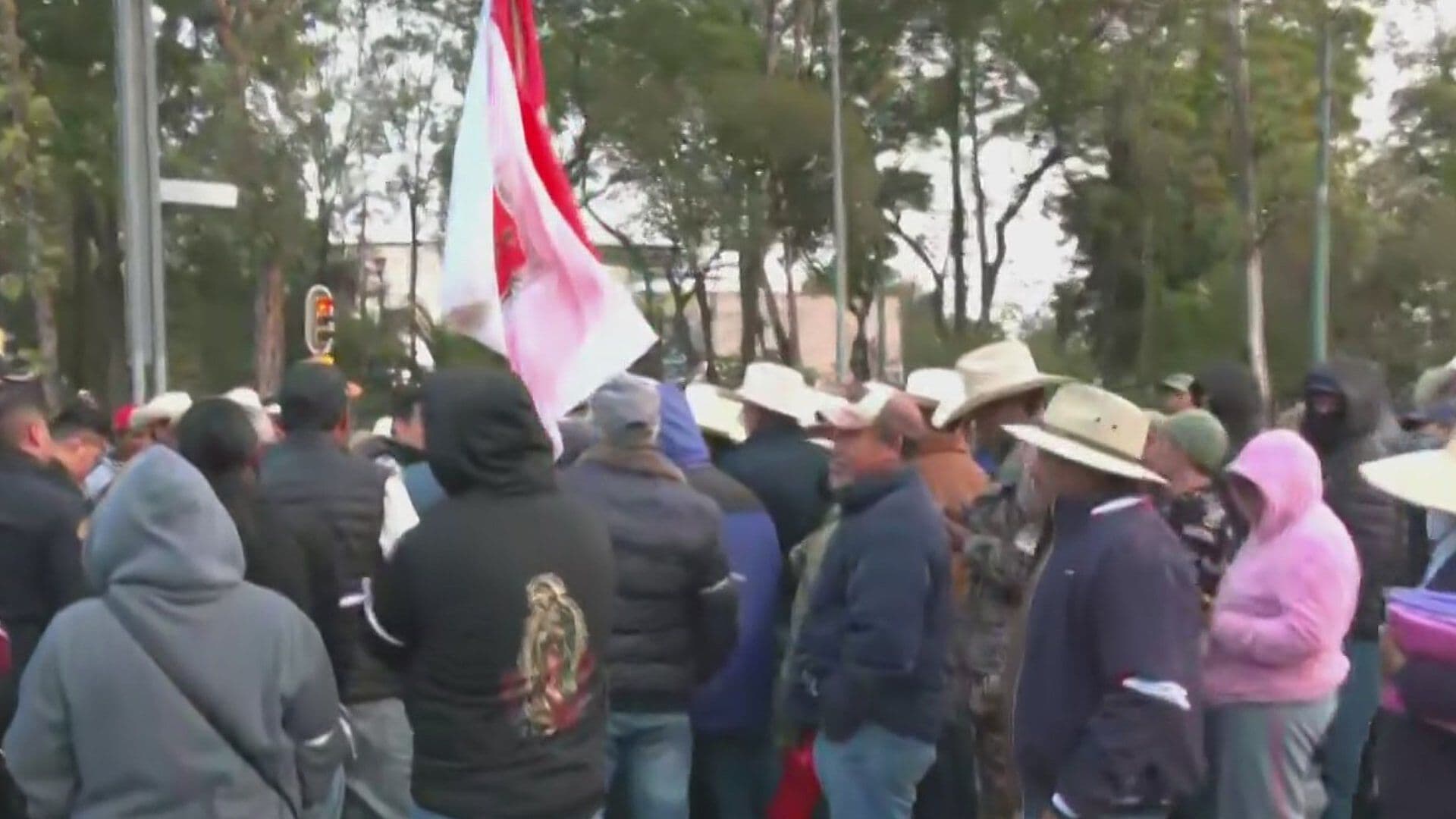 Bloqueo de Campesinos en Reforma y Eje 2 Norte Afecta a Usuarios del Metrobús