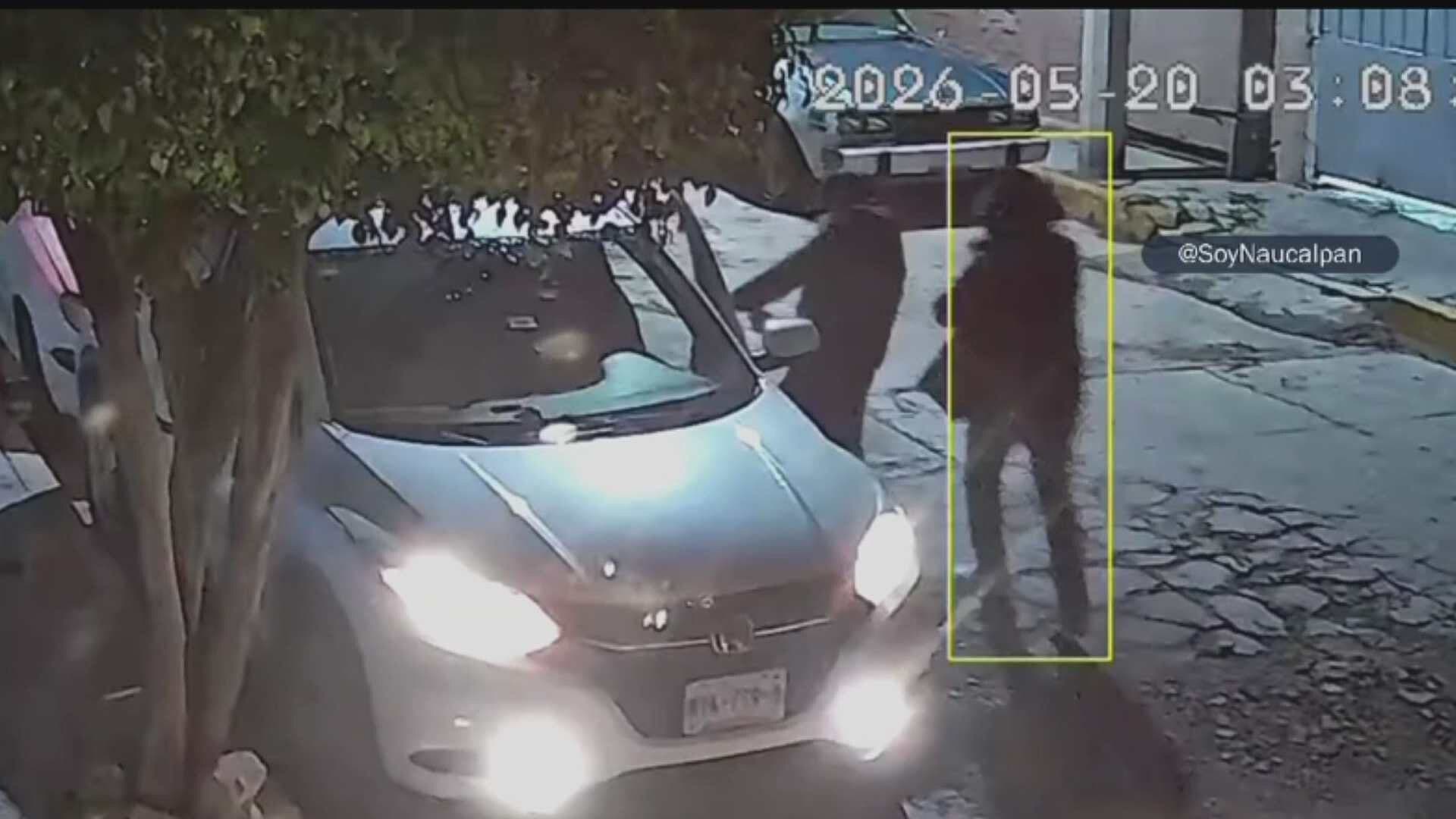 VIDEO: Ladrones Abren Camioneta con Desarmador para Robarla en Naucalpan, Edomex
