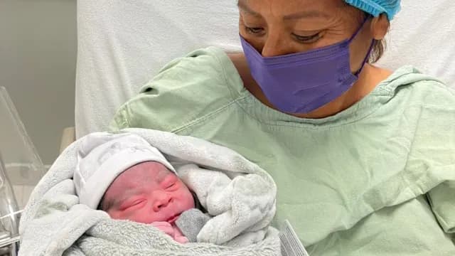 Médicos Reciben al Primer Bebé Nacido en Ensenada, Saúl