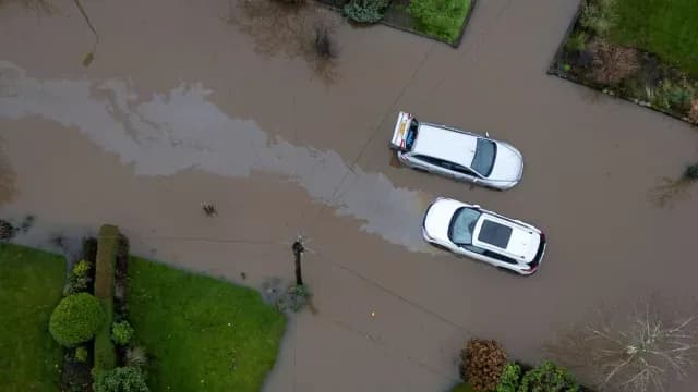 Autos varados en medio de inundación en Manchester. Foto: Reuters