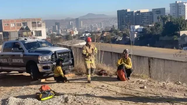 Bomberos Rescatan a Mujer Atrapada en Cueva de Tijuana