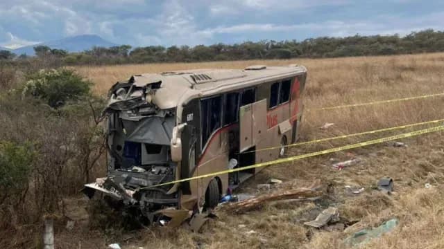 Autobús pierde el control sobre la autopista México - Guadalajara