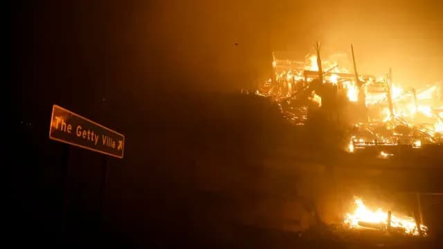 Una estructura se incendia cerca de la entrada de la Villa Getty en Pacific Palisades, California. Foto: EFE