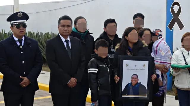 La esposa y sus dos hijos, así como compañeros, despidieron al oficial fallecido en Coronango. Foto: SSP