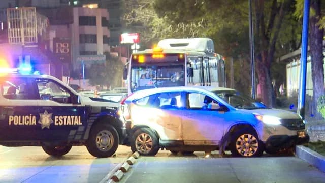 Camioneta termina en carril de RUTA luego de persecución en Puebla. Foto: Alejandro Sánchez | N+