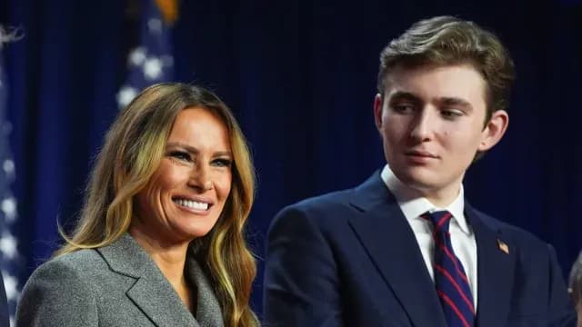 Melania Trump y Barron el 6 de noviembre de 2024 en West Palm Beach, Florida. Foto: AP