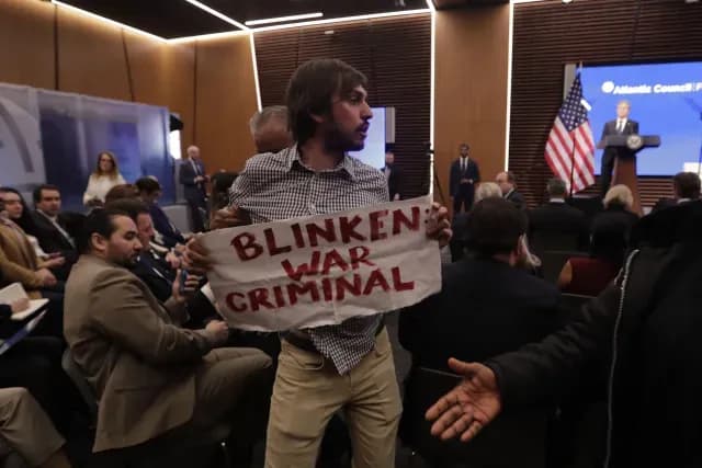 Sujeto interrumpió la conferencia de prensa de Antony Blinken