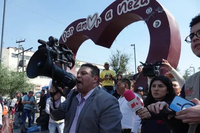 Transportistas se retiran de la Glorieta del Coyote tras tercera reunión con autoridades