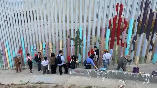 Personas Ayudaron a Pintar un Mural en el Muro Fronterizo de Tijuana
