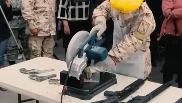 Destrucción de armas de fuego entregadas por la ciudadanía mediante el canje por electrodomésticos | Foto: X | @DEFENSA