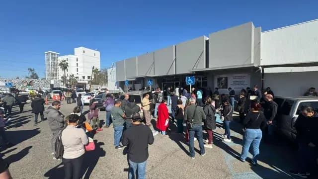 Derechohabientes y trabajadores fueron evacuados del Centro de Recaudación de Rentas. Foto N+