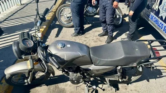 Los detenidos circulaban en una moto gris a exceso de velocidad. Foto: SS Edomex