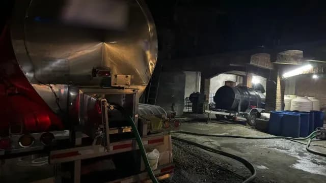 La leche era sacada de una pipa por los detenidos. Foto: SSyP de Guanajuato
