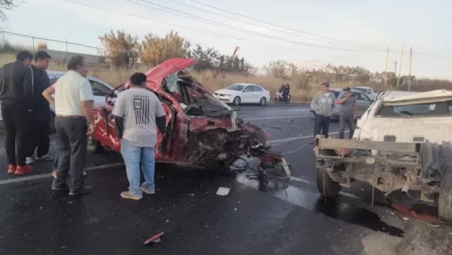 El cuerpo del hombre fallecido fue extraído de entre los fierros del automóvil. Foto: X @5rNoticiasAtx