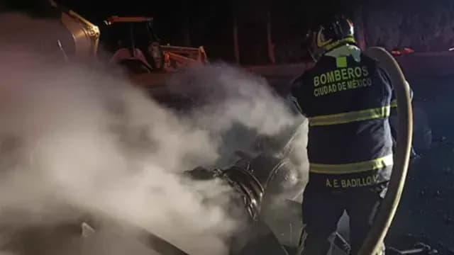 Bomberos controlan incendio de tráiler