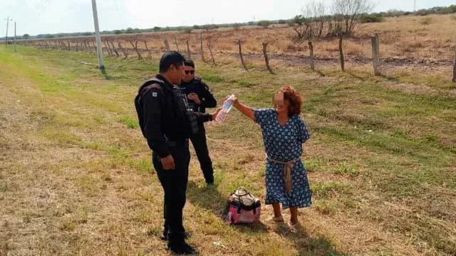 La mujer de la tercera edad fue auxiliada por elementos de la Guardia Estatal. Foto: SSP Tamaulipas