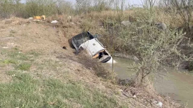 Presunto Ladrón Termina Volcado con Camioneta en Canal de Riego