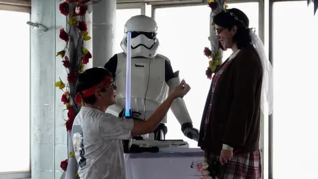 En la Torre Latinoamericana hubo "bodas de altura", con temática de clásicos del cine.