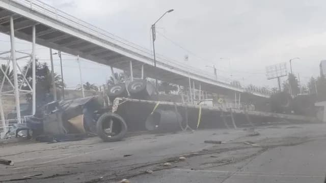 Impactante volcadura de tráiler sobre el Periférico Ecológico de Puebla. Foto: Redes Sociales
