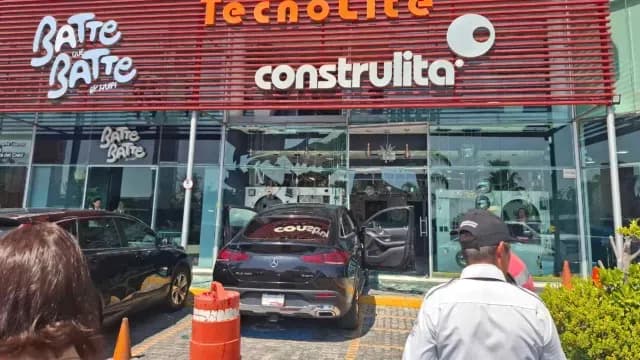 Negocio de lámparas con severos daños por el impacto de una camioneta. Foto: Brendan Ayona