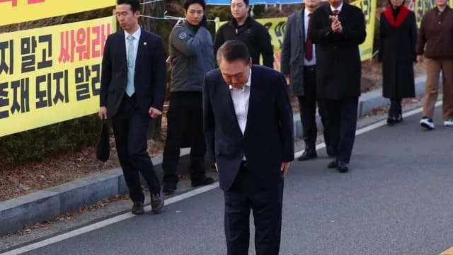 El presidente de Corea del Sur hace una reverencia a sus simpatizantes. Foto: AFP
