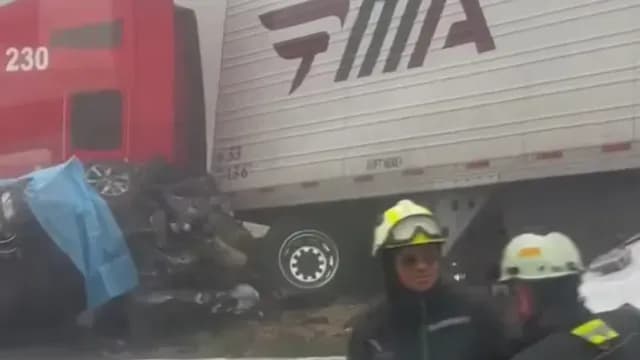 Dos tráileres aplastaron la unidad en la que viajaba la víctima. Foto: X @virales_mex