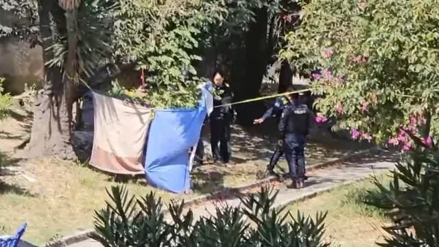 Policías resguardan el cadáver de un hombre en espera de la FGE. Foto: Ozair Viveros | N+