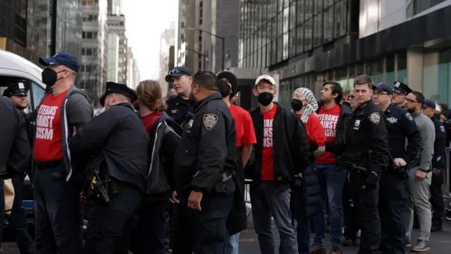 Protesta en inmediaciones de la Torre Trump de Nueva York. Foto: Reuters