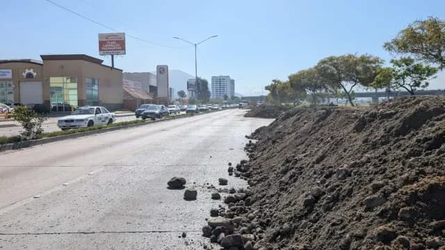 -:Socavón en vía rápida oriente en Tijuana. Foto: N+