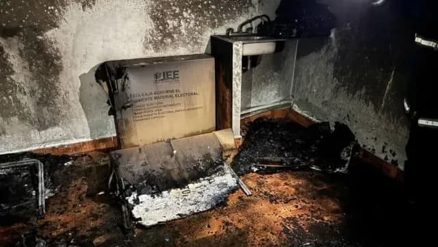 El incendio provocado en el IEE de Chignahuapan solo dejó daños materiales. Foto: Genaro Zepeda | N+